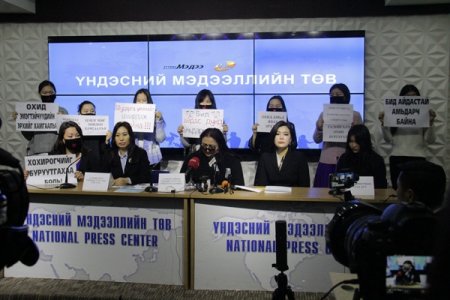Ч.Чамин-Эрдэнийн ээж Г.Чимгээ: Миний охин харанхуй хонгилд хэвтэж байхад Э.Одонтунгалаг, Ю.Нэмэхбаяр нар гадаадад жаргаж байна